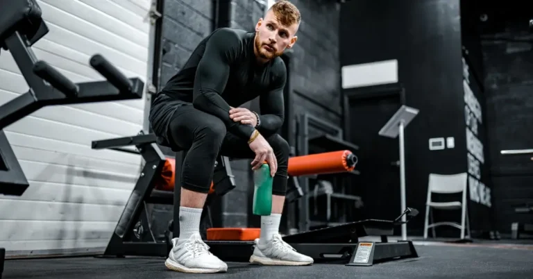 Man wearing leggings sitting in gym 30 12 23